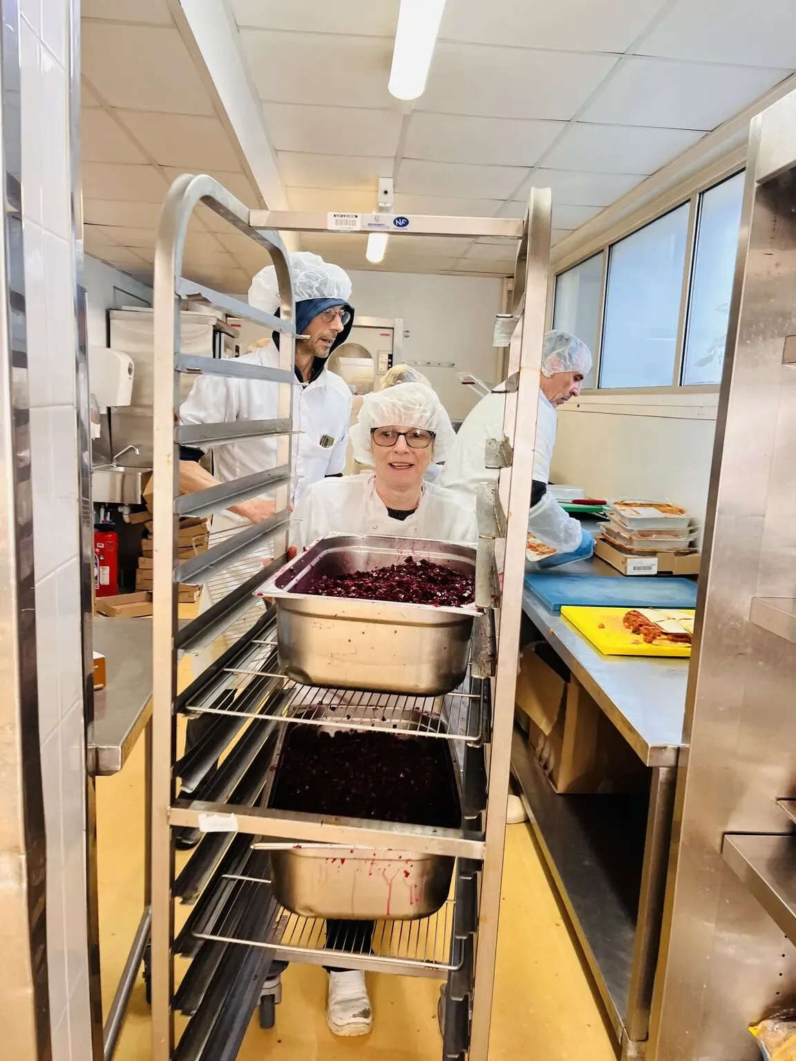 Préparation des betteraves dans les cuisines de La Table de Cana