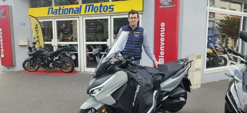 Un Honda Forza 350 neuf devant la concession National Motos
