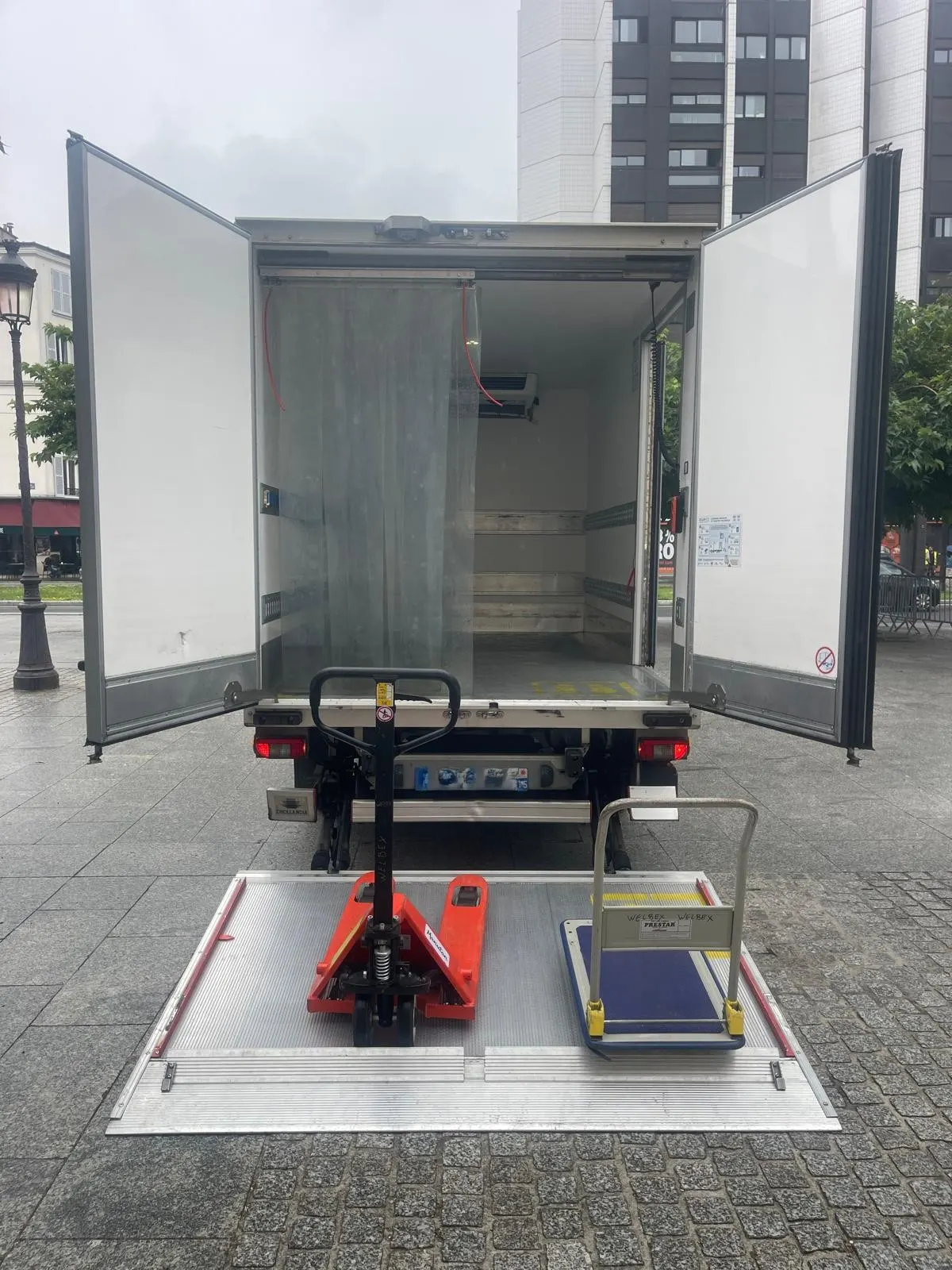 Caisse Welbex ouverte, hayon abaissé et chariot