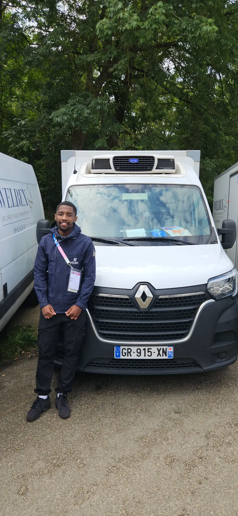 Un chauffeur Welbex devant son camion frigorifique