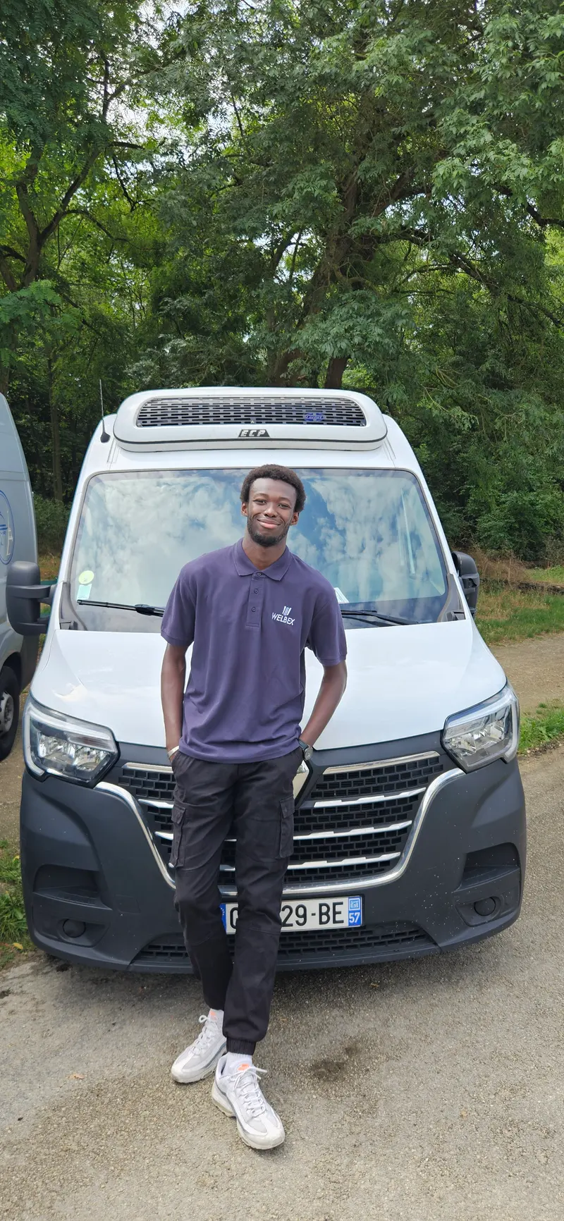 Un chauffeur Welbex en polo de l’entreprise