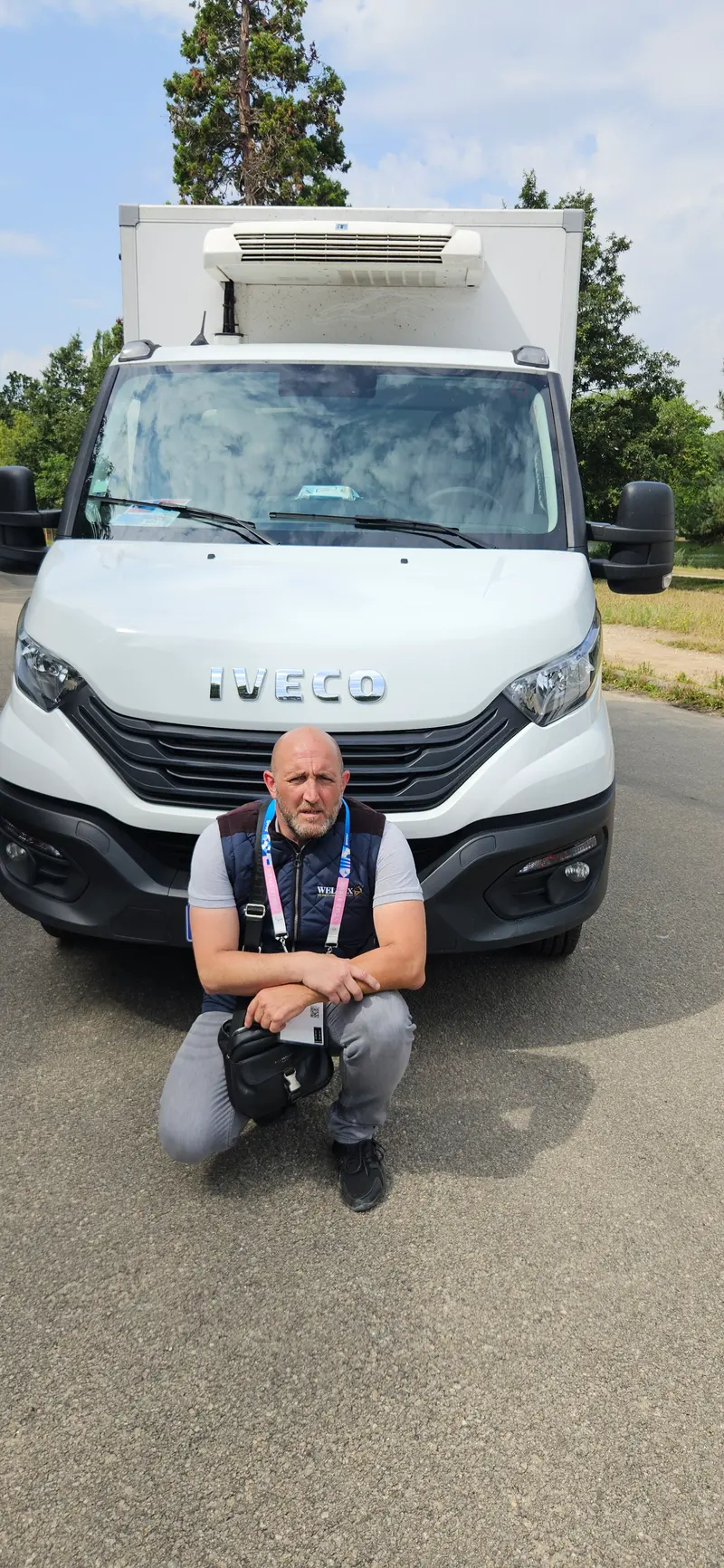 Un chauffeur Welbex accrédité, devant son véhicule