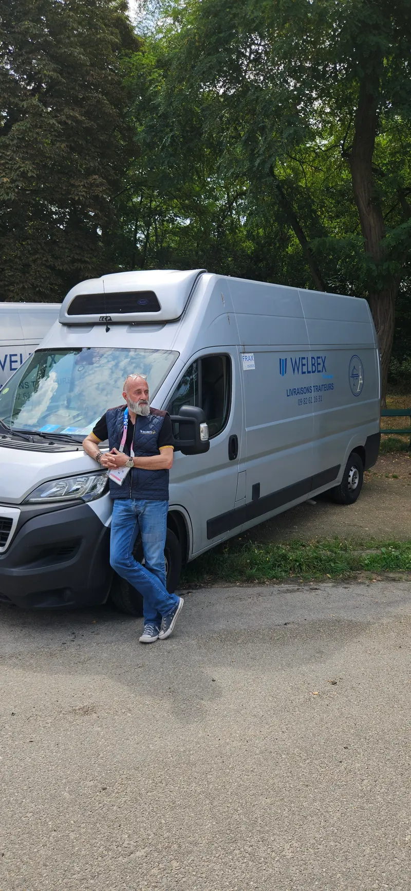 Un chauffeur Welbex appuyé contre son camion