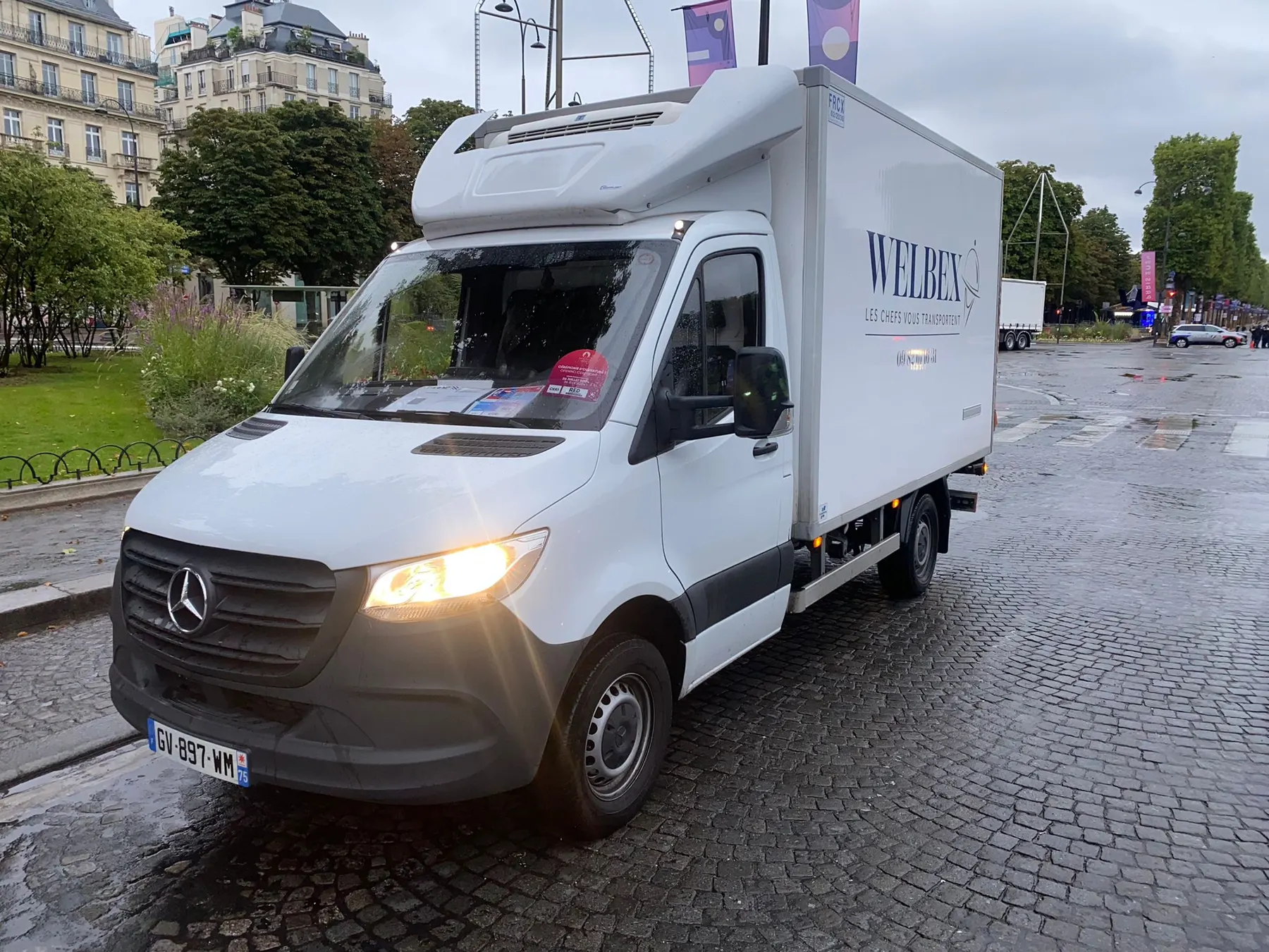 Camion frigorifique Welbex sur une avenue parisienne